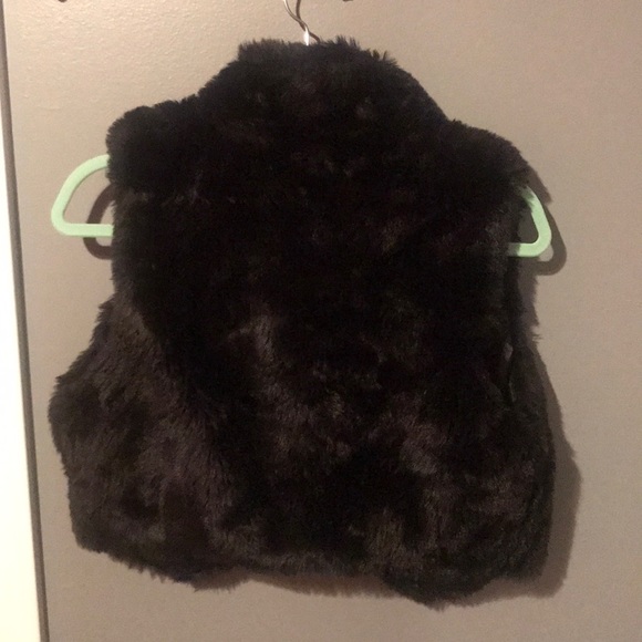 Daisy Fuentes Black Faux Fur Mini Vest - Picture 2 of 6